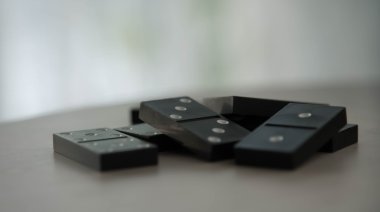 ahşap masa izole ışık arka plan üzerinde Domino