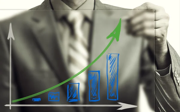 Geschäftsmann zeichnet aufsteigendes Diagramm, Entwicklungs- und Wachstumskonzept — Stockfoto