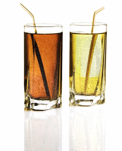 Szklanka soku z cytryny lub lemoniady na białym tle — Zdjęcie stockowe