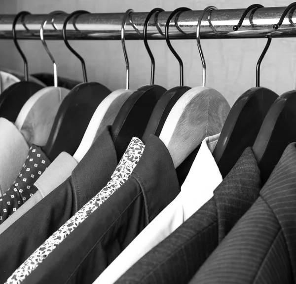 Camicie e giacche nel guardaroba isolato primo piano — Foto Stock