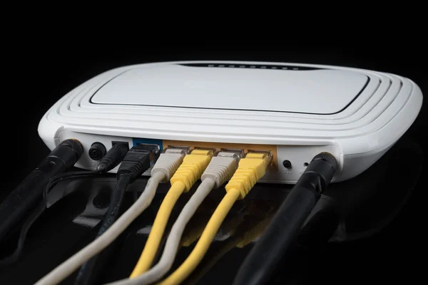 Cable del router, Internet, aislado sobre fondo oscuro — Foto de Stock