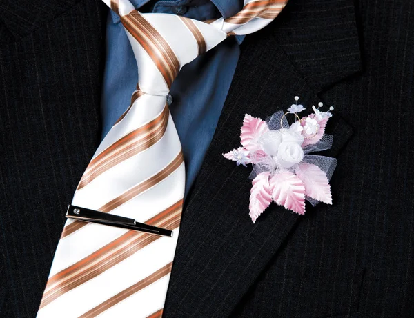 Traje de novio de boda, corbata y flor de primer plano — Foto de Stock