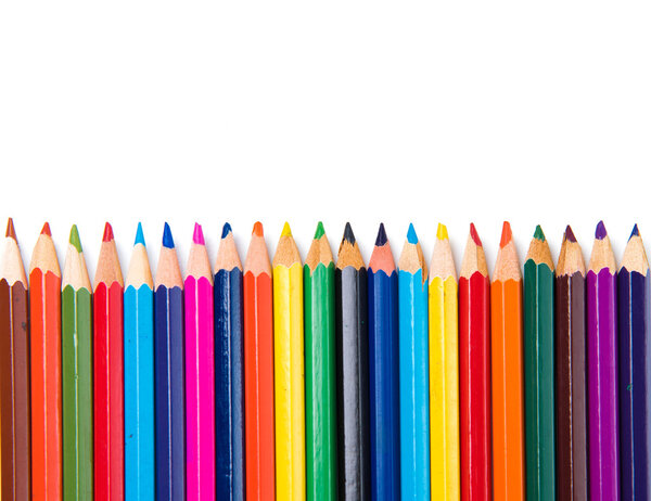 цветные карандаши крупным планом на белом фоне
