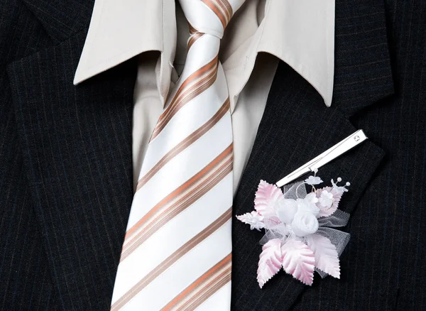 Γάμος γαμπρός κοστούμι, γραβάτα και λουλούδι closeup — Φωτογραφία Αρχείου