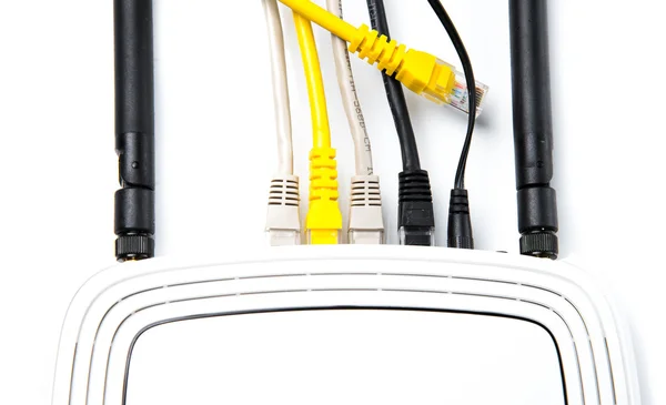 Маршрутизатор з проводи, кабель для Інтернету, ізольовані на білому тлі — стокове фото