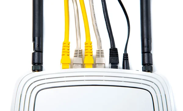 Router con cables, cable para Internet, aislado sobre fondo blanco — Foto de Stock