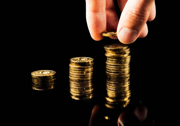el teslim sikke yığını grafik kar büyüme siyah arka plan üzerine