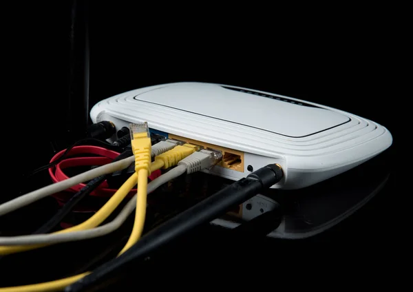 Cable del router, Internet, aislado sobre fondo oscuro — Foto de Stock