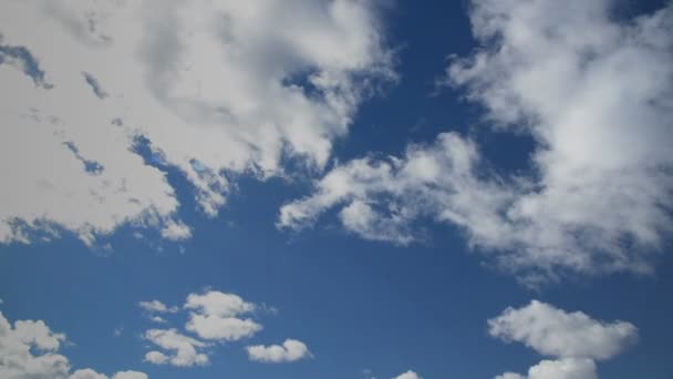 Облака против ярко-голубого неба — стоковое видео