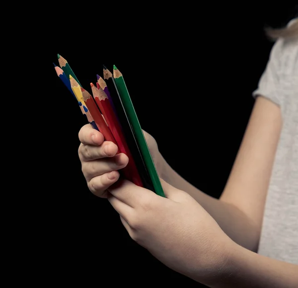 暗い背景に色鉛筆で子供の手 — ストック写真