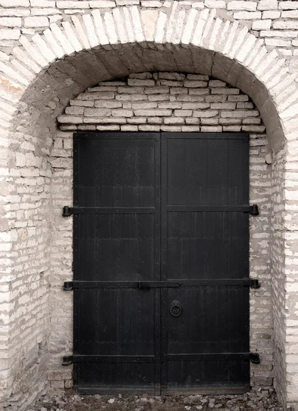 Porta di ferro nel muro della vecchia fortezza — Foto Stock