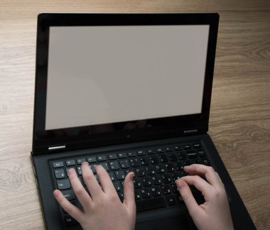 bilgisayarda yazarak çocuk eller 