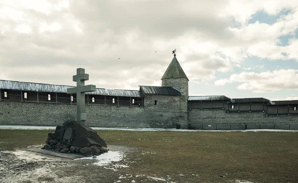 Pskov. Kremlin arka plan mavi gökyüzü ve gri bulutlar üzerinde — Stok fotoğraf