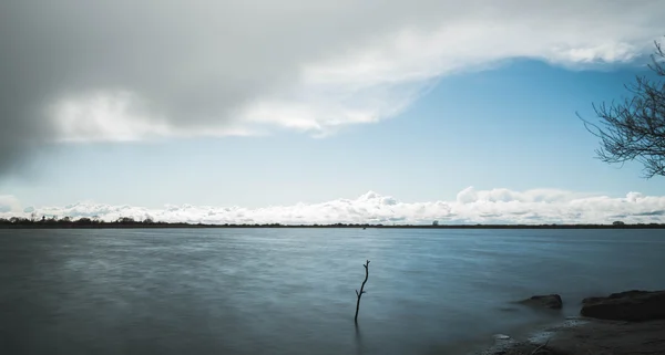 Dunkle Wolken vor Regen auf dem Fluss — Stockfoto
