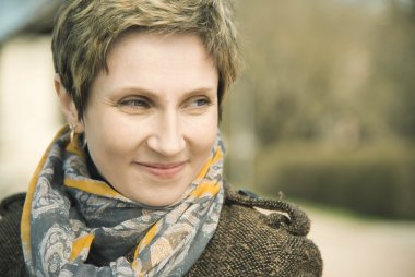 Kısa saçlı genç bir kadının portresi. 