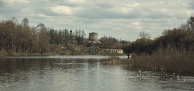 Mağaza su şehir arka plan üzerinde yapay Barajı