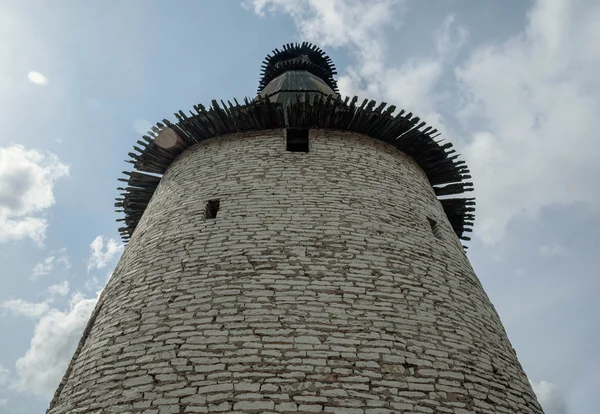 Pskov. torre de Kremlin no fundo céu azul — Fotografia de Stock