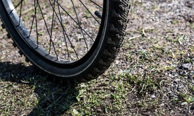 Bir şehir parkında güzel sonbahar üzerinde binme Bisiklet