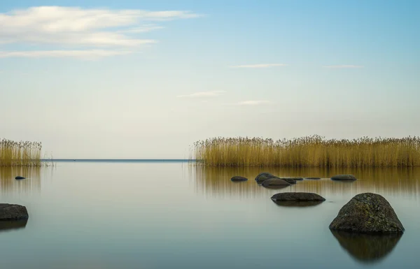 O céu azul é refletido lago Ladoga à noite — Fotografia de Stock