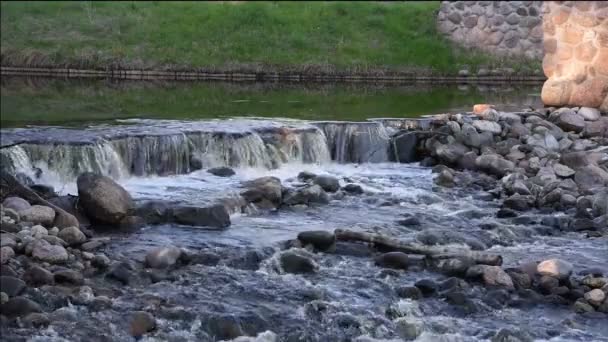 El umbral con el agua furiosa en el río — Vídeos de Stock