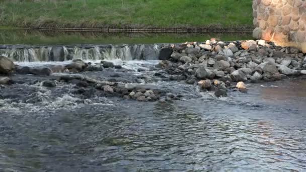 Порог с бушующей водой в реке — стоковое видео