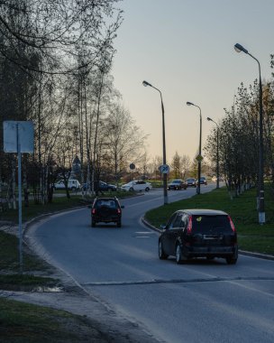 akşam şehirde yolda araba