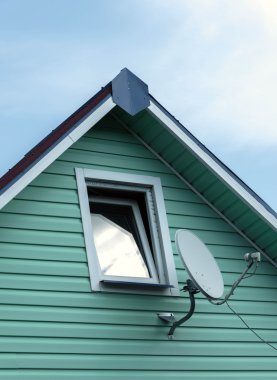 Uydu çanağı bir duvar ahşap köy evi