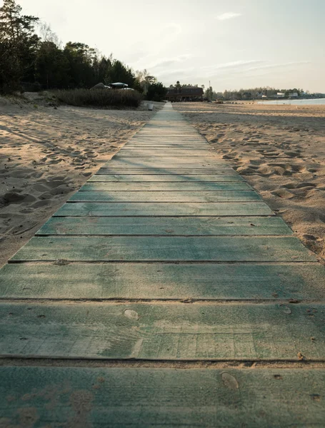 하늘에 대 한 모래 해변에 목조 산책로 — 스톡 사진