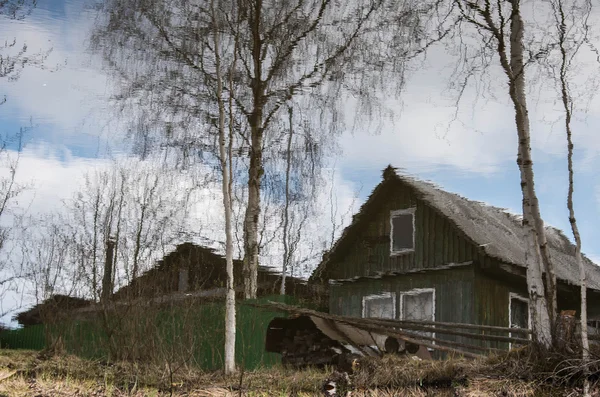 Weerspiegeling in het water van een dorpswoning — Stockfoto