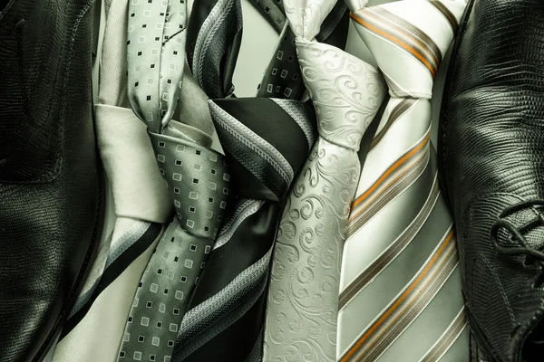 Набор красочных мужских галстуков, изолированных на темном фоне — стоковое фото