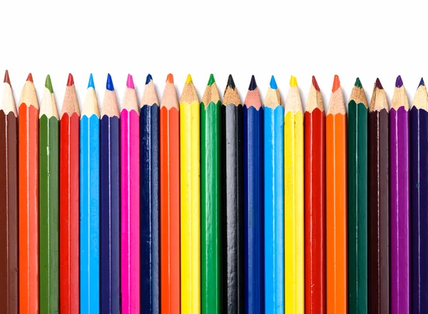 Цветные карандаши крупным планом на белом фоне — стоковое фото
