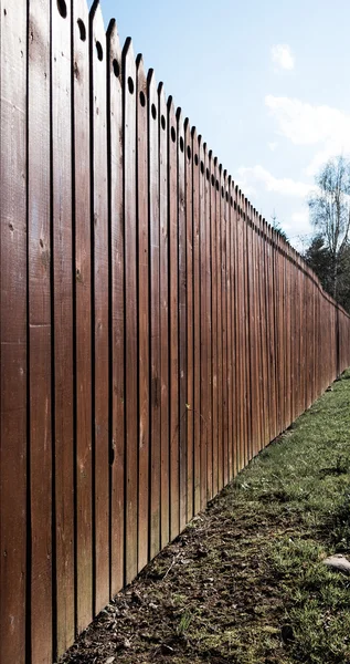 Deel van een houten poort met metalen ring handvat — Stockfoto