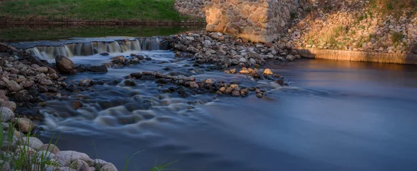 Limiar de pedras no fundo do rio grama verde — Fotografia de Stock