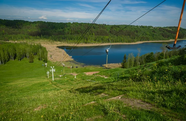 Фунікулер на спортивній базі на тлі зелених пагорбів і озер — стокове фото