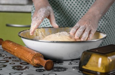 eller un beyaz kase hamur yoğurma