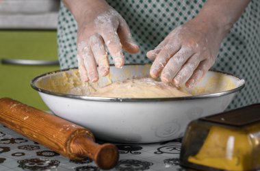 eller un beyaz kase hamur yoğurma