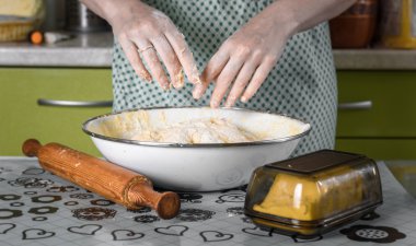 eller un beyaz kase hamur yoğurma