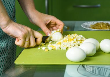 eller yumurta yeşil kara tahta kesmek.