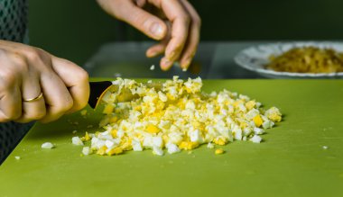 eller yumurta yeşil kara tahta kesmek.