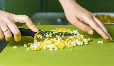 eller yumurta yeşil kara tahta kesmek.