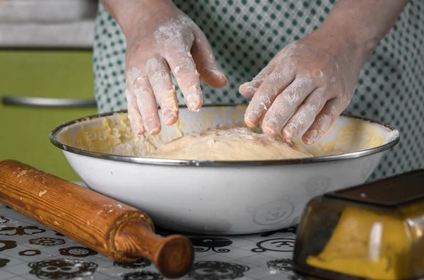 eller un beyaz kase hamur yoğurma