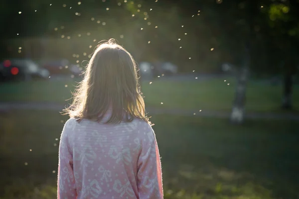 Adolescente solitaire debout dans le parc éclairé par le soleil et mouches mouches — Photo