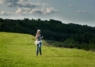 yeşil alan üzerinde çalışan komik bebek kız