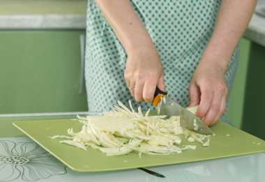 kadınların elleri lahana yeşil kara tahta kesmek.