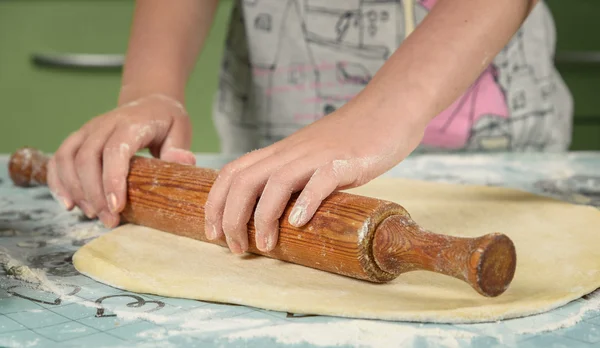 Female hands in flour kneading dough on table — Stock Photo, Image