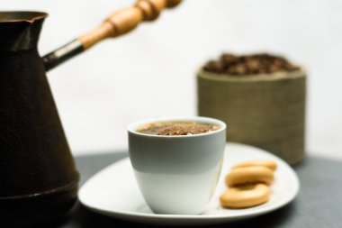 Fincan kahve, bir Türk ve tahıl gri arka plan üzerinde