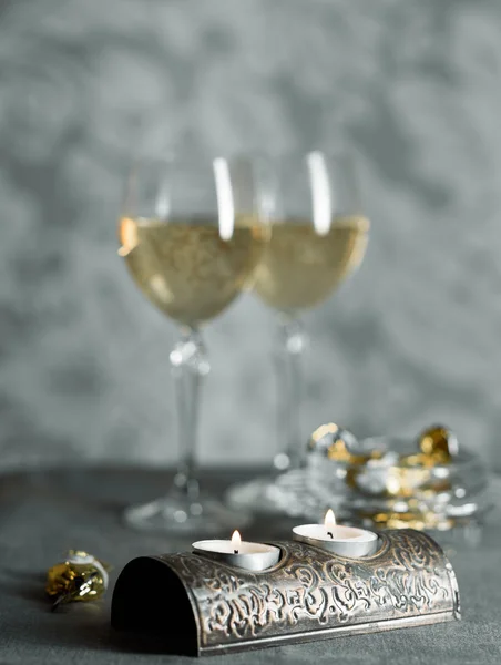 Два кришталевих келихи з вином і свічками — стокове фото