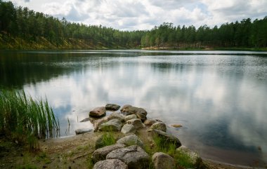 gökyüzü ve bulutlar orman gölde yansıtan