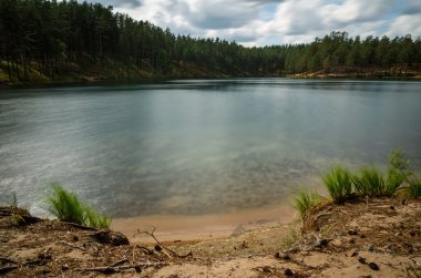gökyüzü ve bulutlar orman gölde yansıtan
