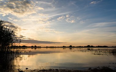 güzel yaz günbatımı sakin göl kenarında
